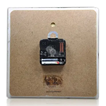 L'Horloge Vivaldi de dos, crochet métallique au-dessus du mouvement et logo sépia en bas