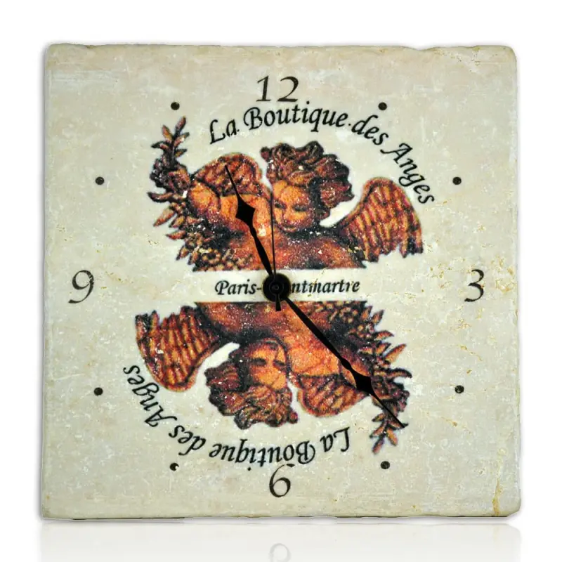 Horloge murale en marbre au logo de La Boutique des Anges, de face, angelots tête-bêche