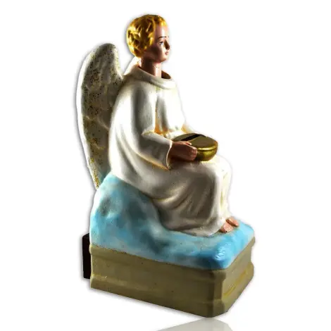 Ange quêteur moyen modèle vu de trois quarts, sa boîte dorée sur les genoux