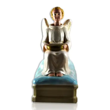 L'ange quêteur de face, en aube blanche, assis sur un nuage bleu peint