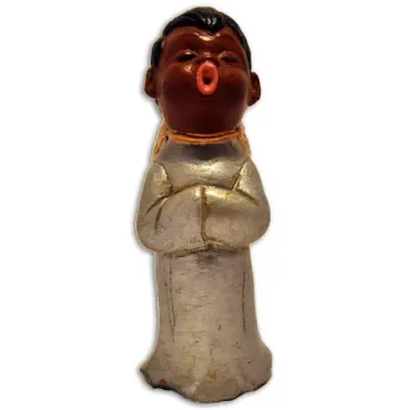Figurine ange choriste bras croisés, de face, en robe argentée, la bouche ouverte