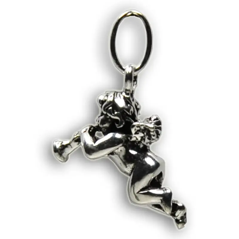 Pendentif ange à la trompette argenté, tourné vers la gauche, avec sa bélière et son anneau ovale