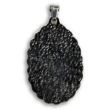 Dos du pendentif Logo argent : métal strié en biais, bélière argentée