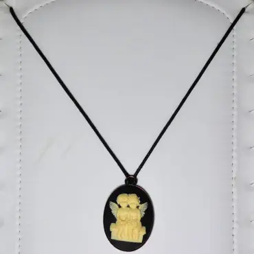 Collier camée noir aux deux anges, sur un buste blanc capitonné