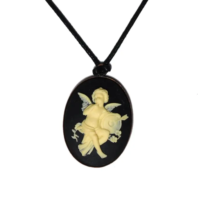 Pendentif camée noir : l'ange et sa cible marquée d'un cœur, cordon noir