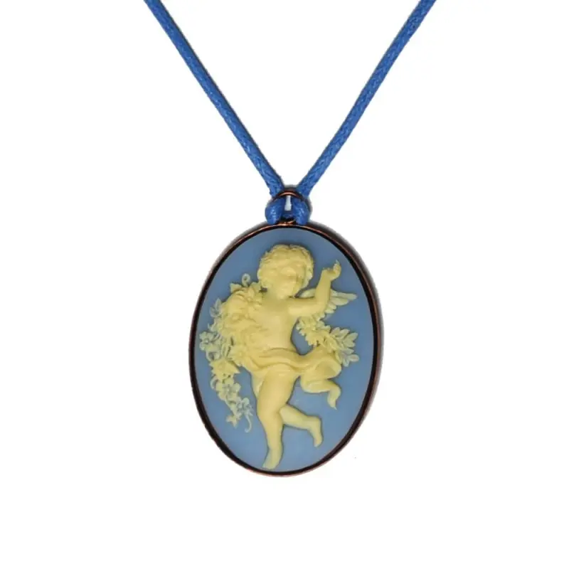 Collier camée ange bleu clair sur son cordon bleu, fond blanc