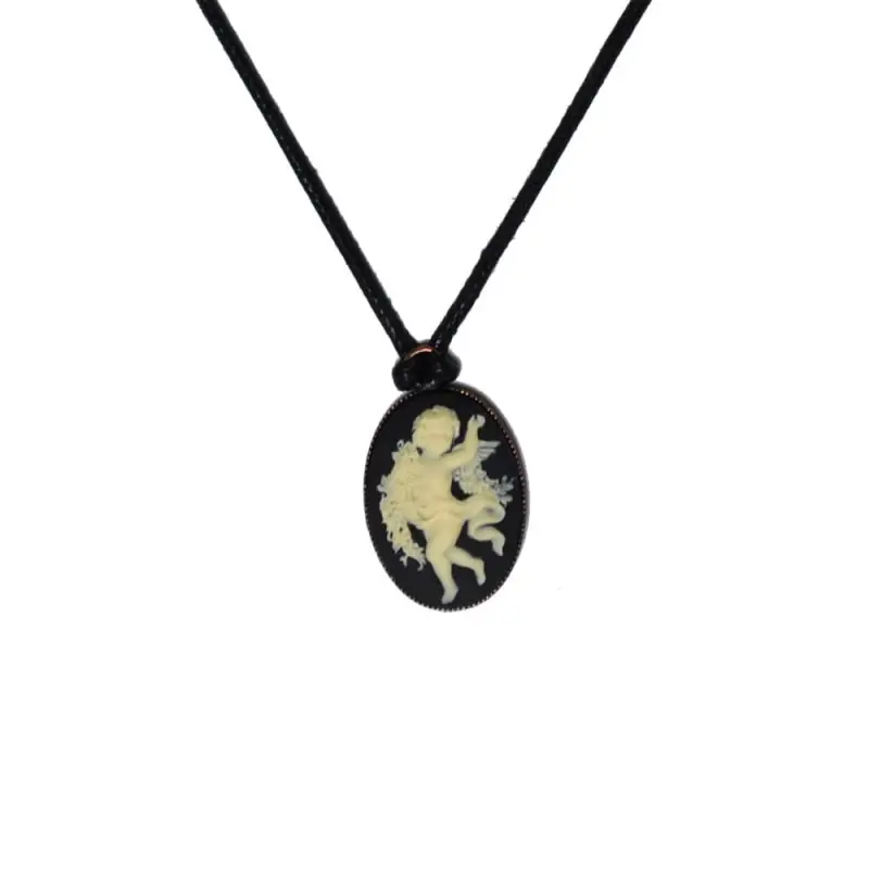 Collier camée petit modèle noir sur cordon noir, l'ange « La Danse » vu de face