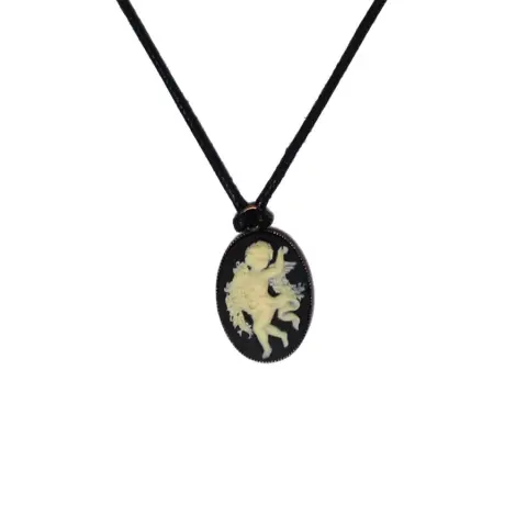 Collier camée petit modèle noir sur cordon noir, l'ange « La Danse » vu de face