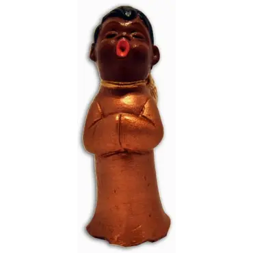 Le choriste brun prière de face, robe cuivrée et bouche ouverte en rond