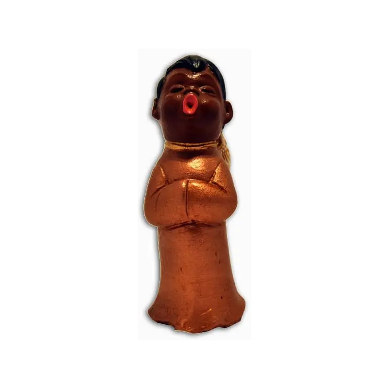 Le choriste brun prière de face, robe cuivrée et bouche ouverte en rond