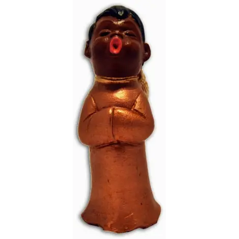 Le choriste brun prière de face, robe cuivrée et bouche ouverte en rond