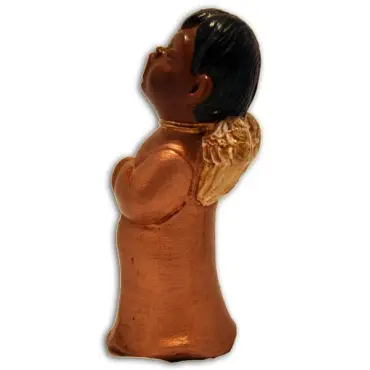 Figurine ange choriste cuivrée de profil, bras croisés, tête levée