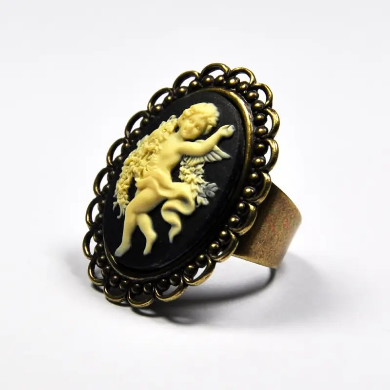 Bague camée bronze vieilli au camée noir, vue de trois quarts