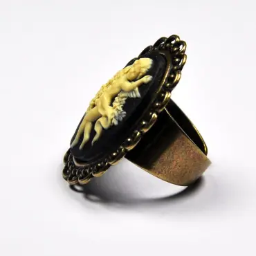 Bague au camée noir de profil, épaisseur du camée et anneau large