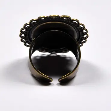 Dos de la bague bronze vieilli : anneau ouvert et revers de la dentelle