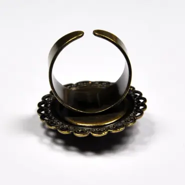 Bague retournée : l'anneau ouvert vu de dessus, la monture dentelle dessous