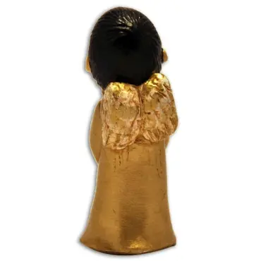 Vu de dos, le choriste or croisé en robe dorée et ses deux petites ailes pâles