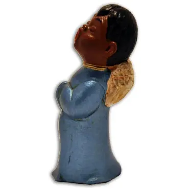 Le choriste bleu prière de profil, tête levée, reflets métallisés sur la robe