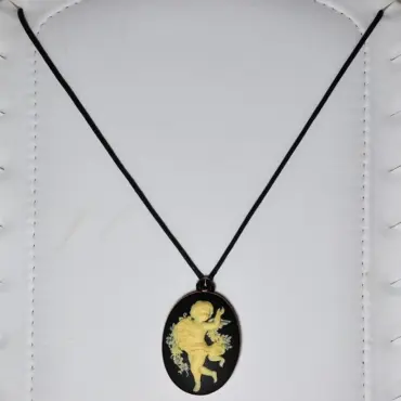 Collier camée noir sur un buste blanc capitonné