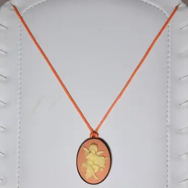 Collier camée rose sur un buste blanc capitonné