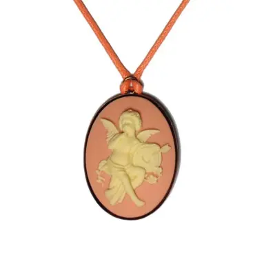 Pendentif camée rose pêche sur cordon orange, fond blanc