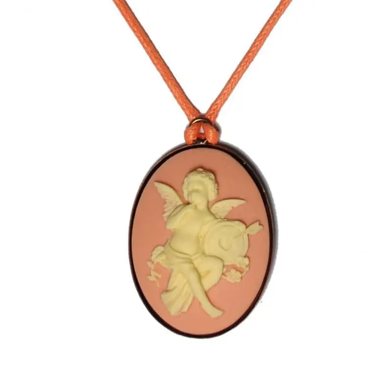 Pendentif camée rose pêche sur cordon orange, fond blanc
