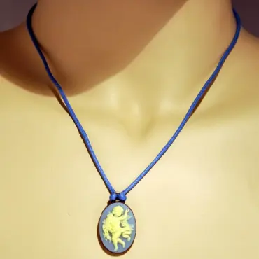 Collier camée bleu clair porté par un buste couleur chair, cordon bleu