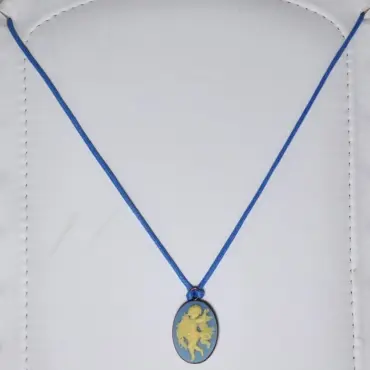 Collier camée bleu clair au bout d'un long cordon bleu, sur un buste blanc capitonné