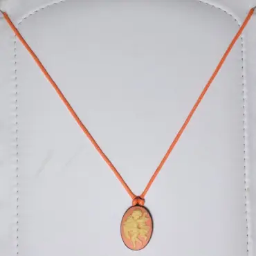 Collier camée rose sur un buste blanc capitonné, long cordon orange