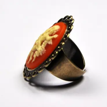 Bague au camée ambre vue de profil, anneau bronze vieilli