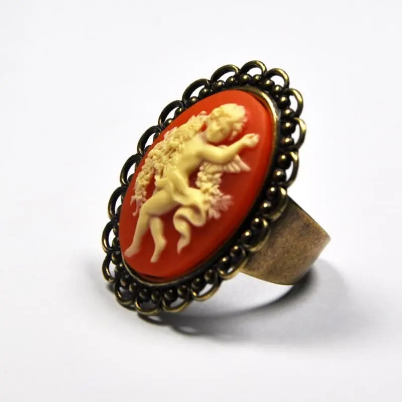 Bague dentelle bronze vieilli, camée ambre vu de trois quarts