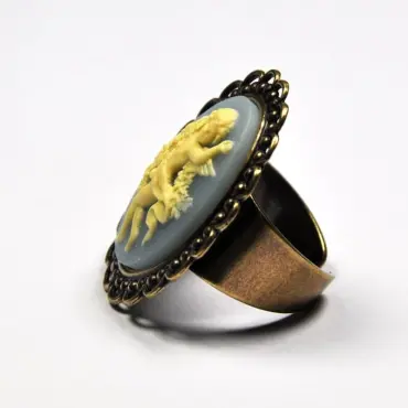 Bague au camée bleu clair vue de profil sur fond blanc