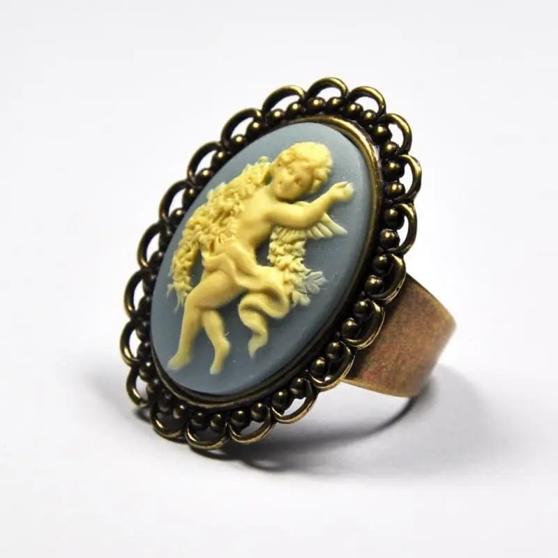 Bague dentelle bronze vieilli au camée bleu clair, de trois quarts