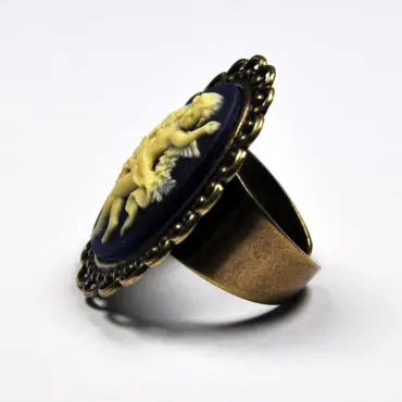 Bague bronze vieilli au camée bleu nuit, de profil : relief de l'ange et anneau large