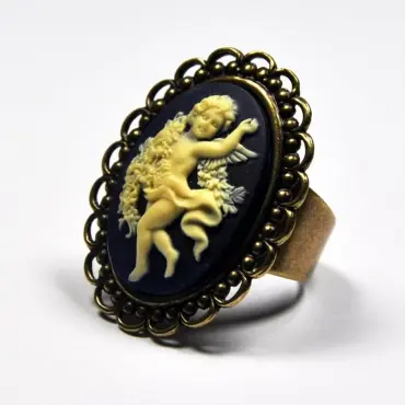 Bague au camée bleu nuit de trois quarts, monture bronze vieilli