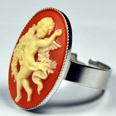 Bague camée ambre de trois quarts, fond orangé et serti crénelé argenté