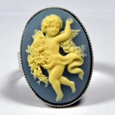 Bague camée bleu clair de face, l'ange en relief ivoire sur fond bleu gris