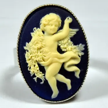 Bague camée bleu nuit vue de face, relief ivoire sur bleu profond