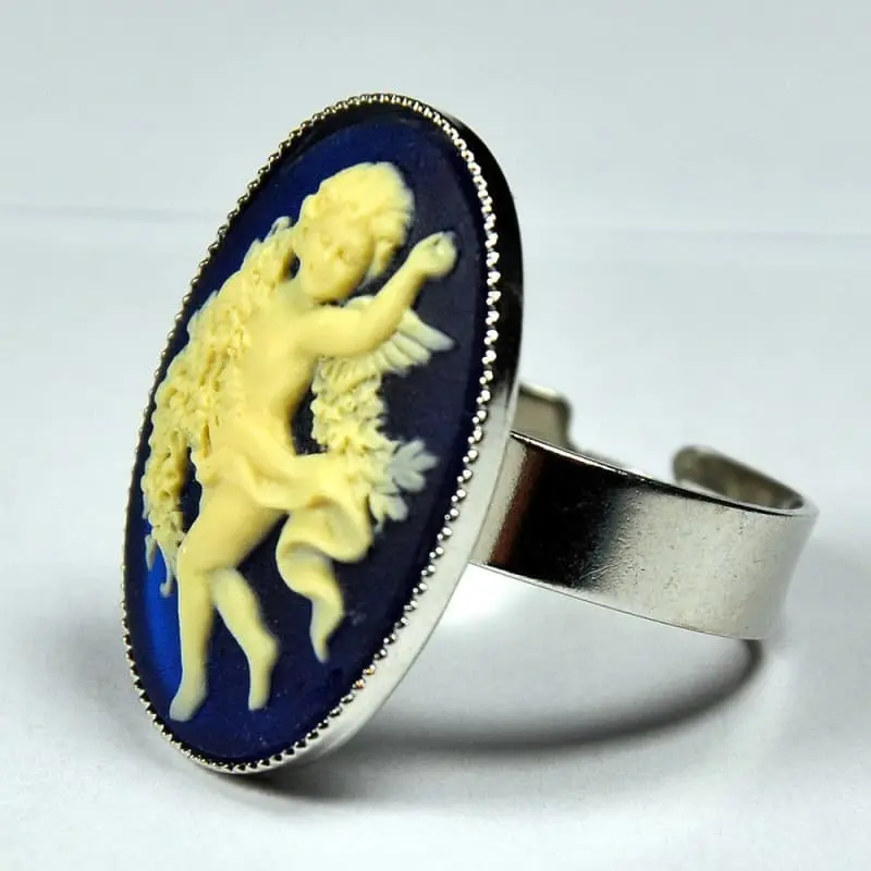 Bague camée bleu nuit de trois quarts, anneau argenté large