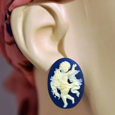 Clip camée bleu nuit porté à l'oreille, vue de profil