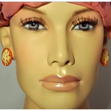 Mannequin de face portant les clips camée ambre