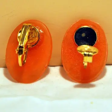 Dos des clips ambre, attache dorée ouverte et fermée