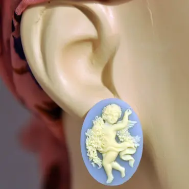 Clip d'oreille camée bleu clair au lobe d'un mannequin, de profil