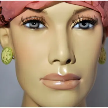 Clips camée vert clair portés, mannequin de face au foulard rose