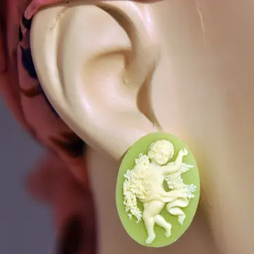 Clip camée vert clair à l'oreille d'un mannequin, de profil