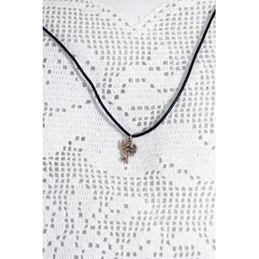 Collier Cupidon argenté vu de loin : cordon noir en V, pendentif de face, sur dentelle