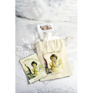 Savon des Anges blanc, petit sac et magnet à l'angelot, sous des plumes blanches