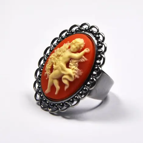 Bague camée vieil argent au camée ambre, vue de trois quarts