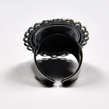 Dos de la bague vieil argent : anneau ouvert et revers de la monture