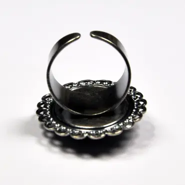 Bague vieil argent retournée, anneau ouvert vu de dessus